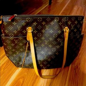 Louis Vuitton Totally MM Monogram Tote Bag